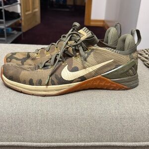 Nike men’s Camouflage Training Shoe in Olive, Tan and Brown size 12